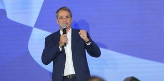 Το «σεμνά και ταπεινά» του Μητσοτάκη συναντά το φάντασμα του Καραμανλή
