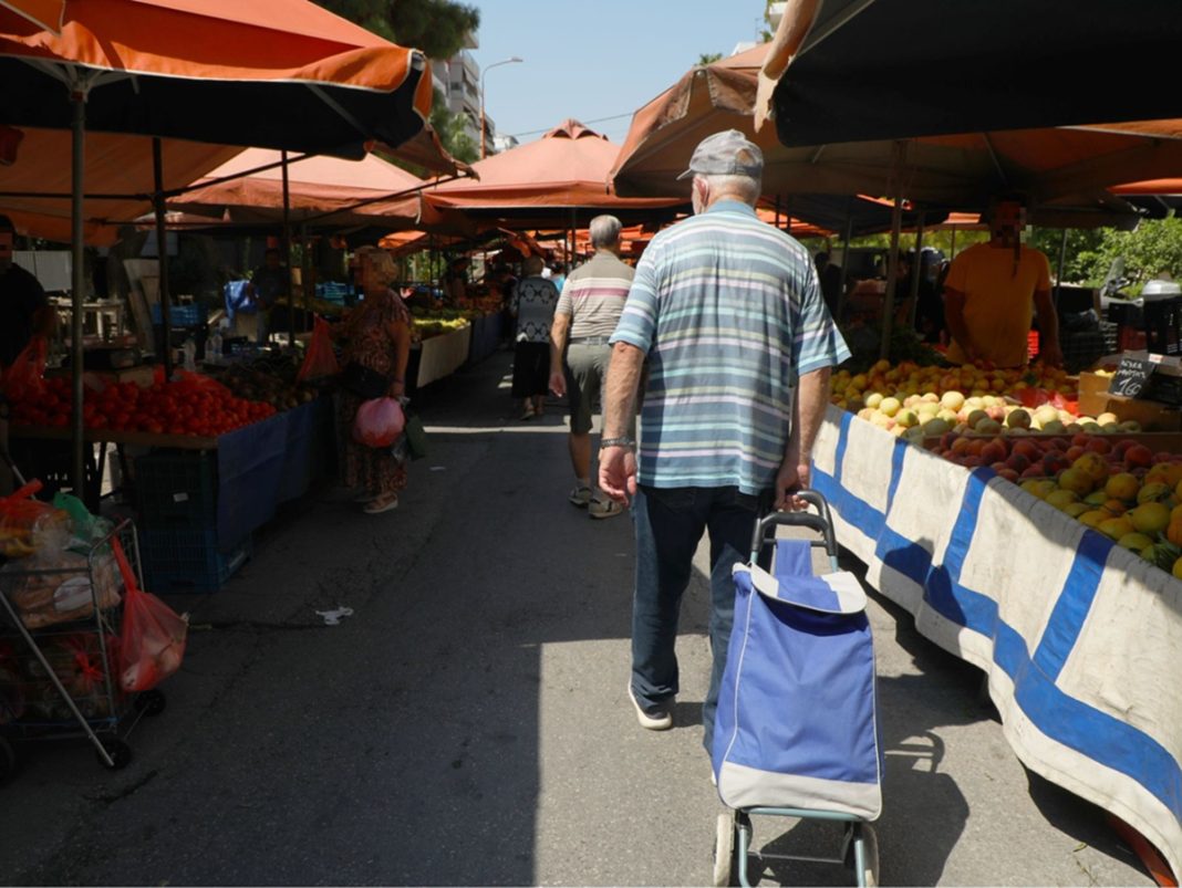 Θεσσαλονίκη: 74χρονος προσπάθησε να κλέψει πορτοφόλι σε λαϊκή αγορά αλλά τον κατάλαβαν