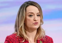 «Βρήκα Βρετανό υπουργό στο κρεβάτι με τη σύντροφό του, ίσως ήθελαν τρίο», αποκαλύπτει δημοσιογράφος του BBC