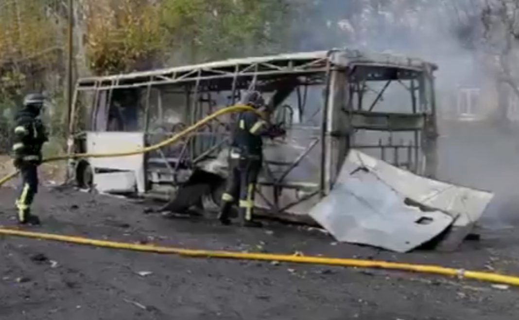 Ουκρανία: 30 νεκροί και 18 τραυματίες μετά από ρωσικό χτύπημα σε δύο λεωφορεία στο Κραματόρσκ
