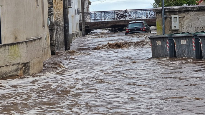 Υπερχείλισε ποτάμι στην Ερεσό της Λέσβου, παρασύρθηκε αυτοκίνητο από τα νερά – (VIDEO) Υπερχείλισε ποτάμι στην Ερεσό της Λέσβου, παρασύρθηκε αυτοκίνητο από τα νερά - (VIDEO)