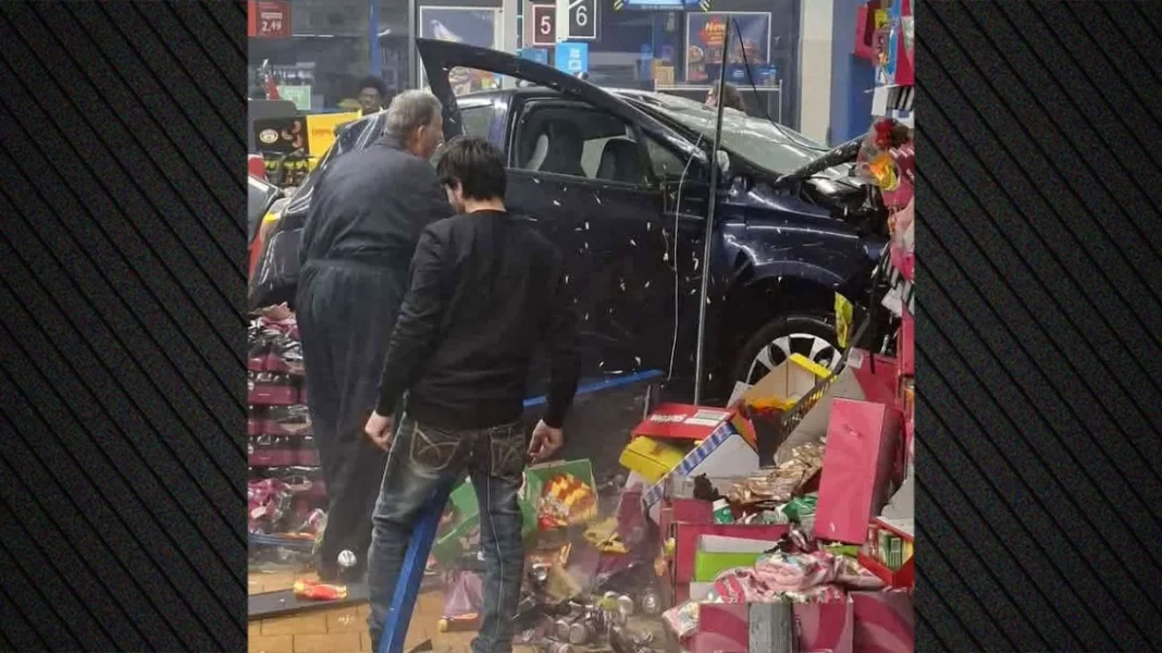 Αυτοκίνητο προσέκρουσε σε σούπερ μάρκετ στη Βρετανία, τουλάχιστον ένας νεκρός και αρκετοί τραυματίες-(ΦΩΤΟ)
