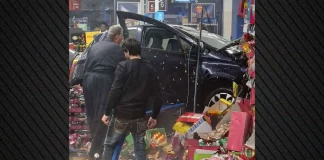 Αυτοκίνητο προσέκρουσε σε σούπερ μάρκετ στη Βρετανία, τουλάχιστον ένας νεκρός και αρκετοί τραυματίες-(ΦΩΤΟ)