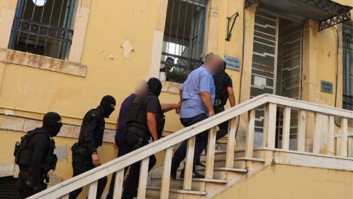 Σκάνδαλο στην Ιατροδικαστική Υπηρεσία: Επέστρεψαν από το «παράθυρο» ιατροδικαστή που σχετίζεται με τη Μαφία της Κρήτης