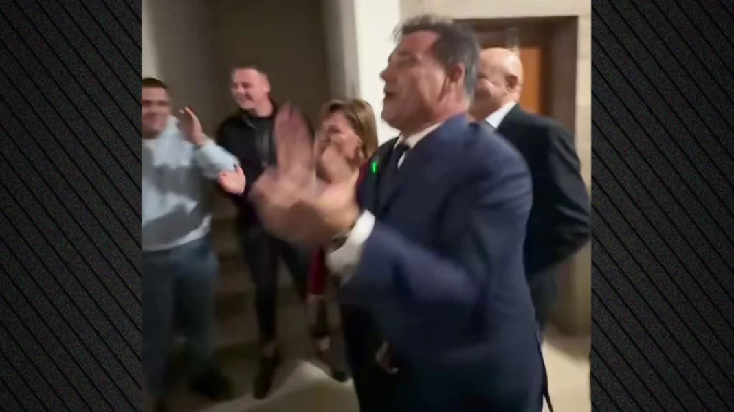 Δείτε τον, σοβαρό και όχι μίζερο, υπουργό υγείας να χοροπηδά σα το κατσίκι σε κομματική συγκέντρωση - (VIDEO)