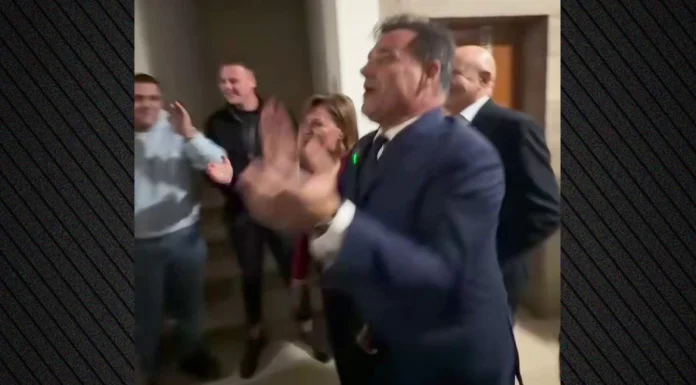 Δείτε τον, σοβαρό και όχι μίζερο, υπουργό υγείας να χοροπηδά σα το κατσίκι σε κομματική συγκέντρωση - (VIDEO)