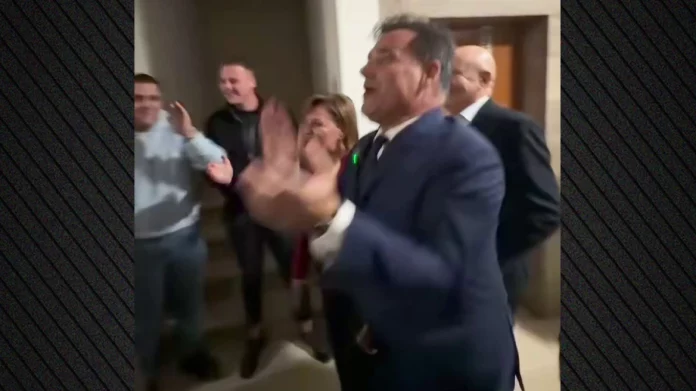 Δείτε τον, σοβαρό και όχι μίζερο, υπουργό υγείας να χοροπηδά σα το κατσίκι σε κομματική συγκέντρωση – (VIDEO) Δείτε τον, σοβαρό και όχι μίζερο, υπουργό υγείας να χοροπηδά σα το κατσίκι σε κομματική συγκέντρωση - (VIDEO)
