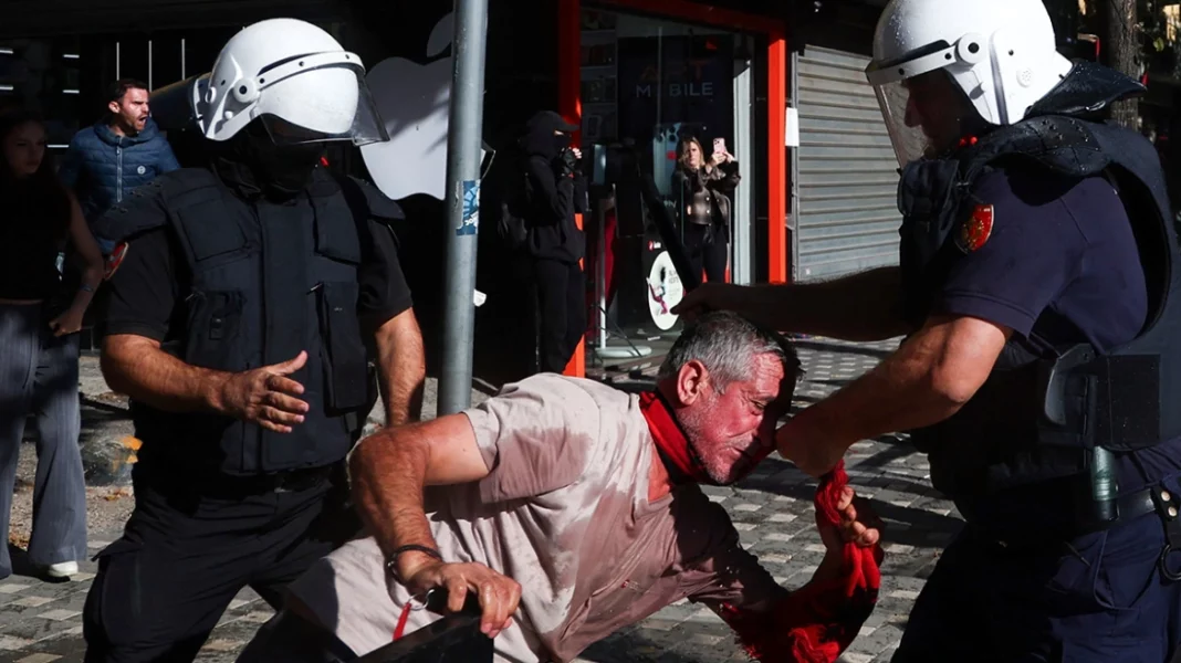 Σοβαρά επεισόδια στην Αλβανία σε φοιτητικές διαδηλώσεις, πέταξαν πέτρες και τούβλα στο υπουργείο Παιδείας, βίντεο
