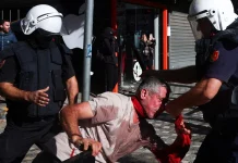 Σοβαρά επεισόδια στην Αλβανία σε φοιτητικές διαδηλώσεις, πέταξαν πέτρες και τούβλα στο υπουργείο Παιδείας, βίντεο