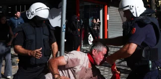Σοβαρά επεισόδια στην Αλβανία σε φοιτητικές διαδηλώσεις, πέταξαν πέτρες και τούβλα στο υπουργείο Παιδείας, βίντεο