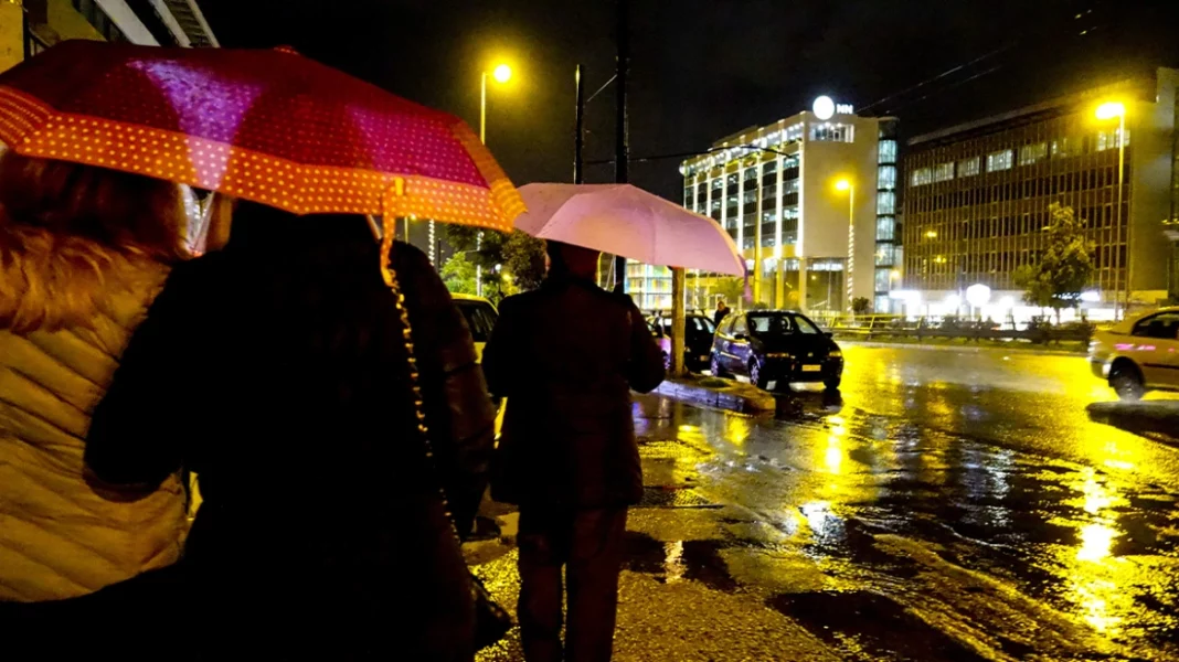 Ισχυρή βροχή στην Αθήνα, πλημμύρες σε Πειραιά, Πέραμα, Μέγαρα, Πικέρμι, 112 στη Σκιάθο, Red Code για 8 περιοχές