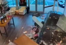 «Ευλογία που είμαι ζωντανή»: Η στιγμή που αυτοκίνητο «μπουκάρει» σε κομμωτήριο στις ΗΠΑ, με τραύματα στο νοσοκομείο ένα ζευγάρι, βίντεο