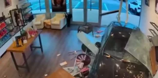 «Ευλογία που είμαι ζωντανή»: Η στιγμή που αυτοκίνητο «μπουκάρει» σε κομμωτήριο στις ΗΠΑ, με τραύματα στο νοσοκομείο ένα ζευγάρι, βίντεο