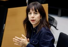 «Φοβάμαι για την οικογένειά μου»: Η αριστερή υποψήφια κυβερνήτης του Βερολίνου αποκάλυψε κατά λάθος τις σχέσεις μελών…