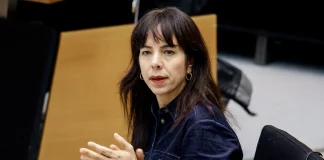 «Φοβάμαι για την οικογένειά μου»: Η αριστερή υποψήφια κυβερνήτης του Βερολίνου αποκάλυψε κατά λάθος τις σχέσεις μελών…