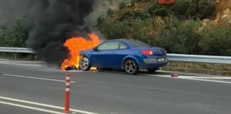 Τρόμος για οικογένεια στην Κρήτη, το αυτοκίνητό τους τυλίχτηκε στις φλόγες στον ΒΟΑΚ, δείτε βίντεο