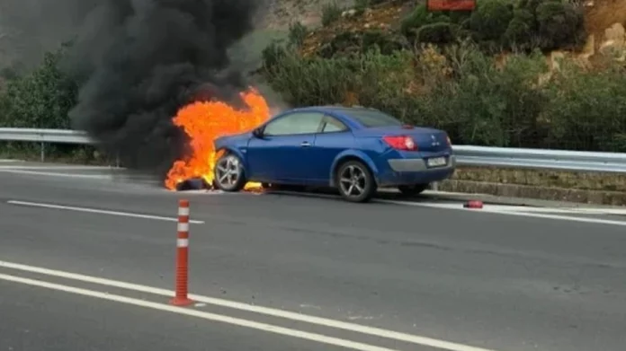 Τρόμος για οικογένεια στην Κρήτη, το αυτοκίνητό τους τυλίχτηκε στις φλόγες στον ΒΟΑΚ, δείτε βίντεο Τρόμος για οικογένεια στην Κρήτη, το αυτοκίνητό τους τυλίχτηκε στις φλόγες στον ΒΟΑΚ, δείτε βίντεο
