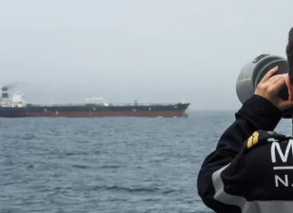 Νέο πλήγμα σε πλοίο κοντά στο Ιράν: Χτυπήθηκε από άγνωστο βλήμα και ξέσπασε φωτιά
