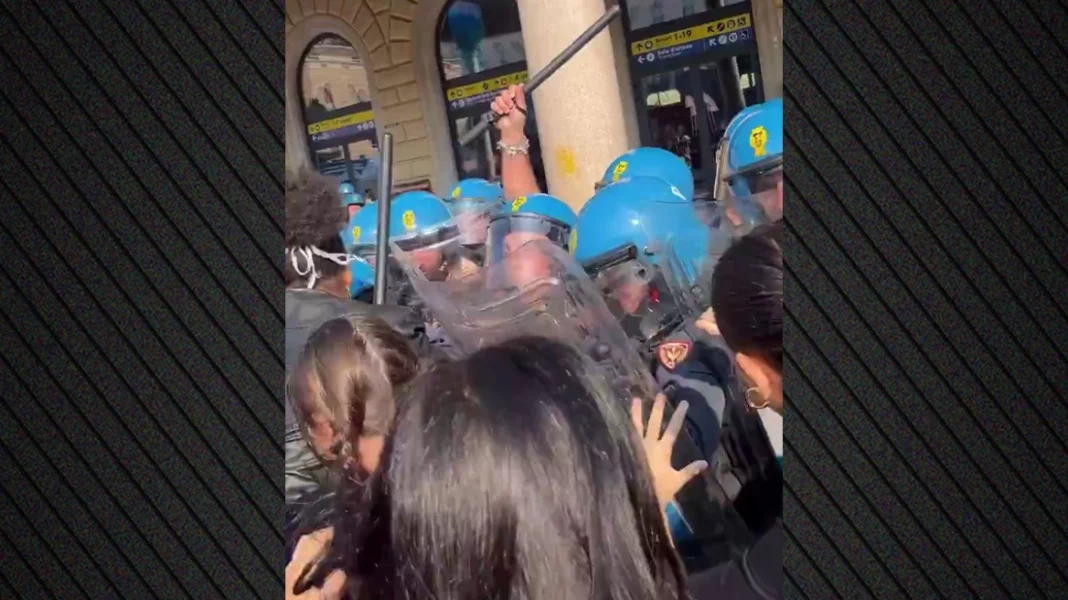 Χάος στην Ιταλία: Σοβαρά επεισόδια σε αντικυβερνητικές διαδηλώσεις μαθητών και φοιτητών σε όλη τη χώρα-(VIDEO)