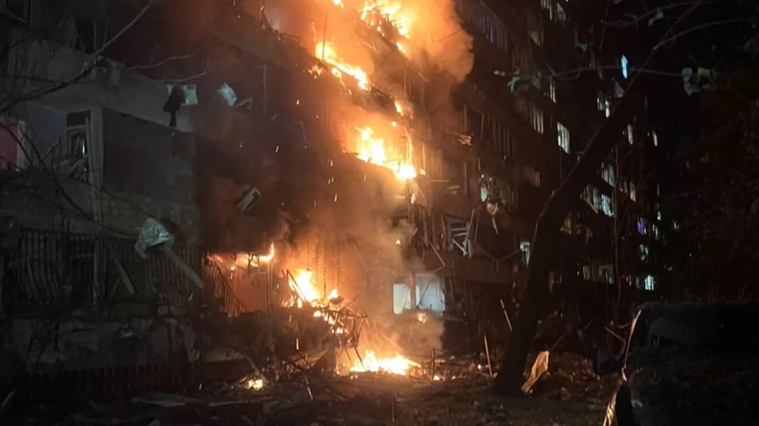 Ρωσικός πύραυλος έπληξε συγκρότημα κατοικιών στο Κίεβο, «στόχευε ενεργειακή υποδομή» λέει ο Ζελένσκι