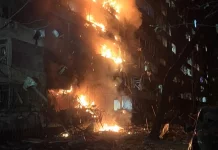 Ρωσικός πύραυλος έπληξε συγκρότημα κατοικιών στο Κίεβο, «στόχευε ενεργειακή υποδομή» λέει ο Ζελένσκι