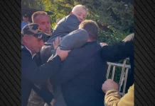 Διαδηλωτές στο Κόσοβο άρπαξαν βουλευτή και τον πέταξαν πάνω από τα κιγκλιδώματα για να επιστρέψει στη Βουλή, δείτε βίντεο Διαδηλωτές στο Κόσοβο άρπαξαν βουλευτή και τον πέταξαν πάνω από τα κιγκλιδώματα για να επιστρέψει στη Βουλή, δείτε…