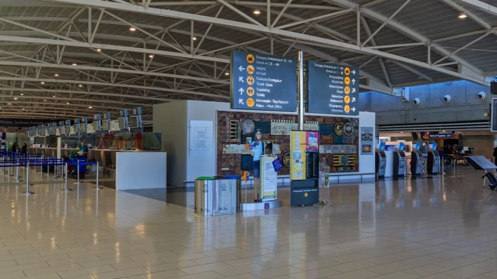 Γυναίκα παρέκαμψε τα σημεία ελέγχου του αεροδρομίου Λάρνακας και επιβιβάστηκε σε πτήση για το Ισραήλ χωρίς να είναι…
