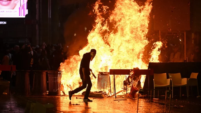 Επεισόδια στο κέντρο του Μιλάνου με πέτρες και δακρυγόνα - Συγκρούσεις διαδηλωτών με την αστυνομία και στη…
