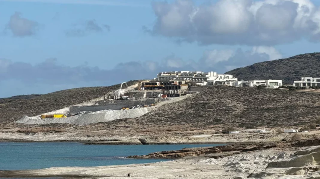maketa-milos2 Ανάκληση των αδειών του White Coast στη Μήλο και πειθαρχική δίωξη της πρώην προϊσταμένης της Πολεοδομίας ζητά η Αρχή…
