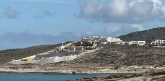 Ανάκληση των αδειών του White Coast στη Μήλο και πειθαρχική δίωξη της πρώην προϊσταμένης της Πολεοδομίας ζητά η Αρχή…