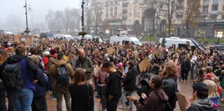 Στους δρόμους βγήκαν και οι Ουκρανοί στο Κίεβο: Διαμαρτύρονται για ελλιπή προετοιμασία εν όψει χειμώνα, καλούν τον…
