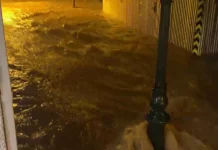 Κακοκαιρία στη Σκιάθο: Μήνυμα του 112 για περιορισμό μετακινήσεων, παρασύρθηκαν δύο ΙΧ