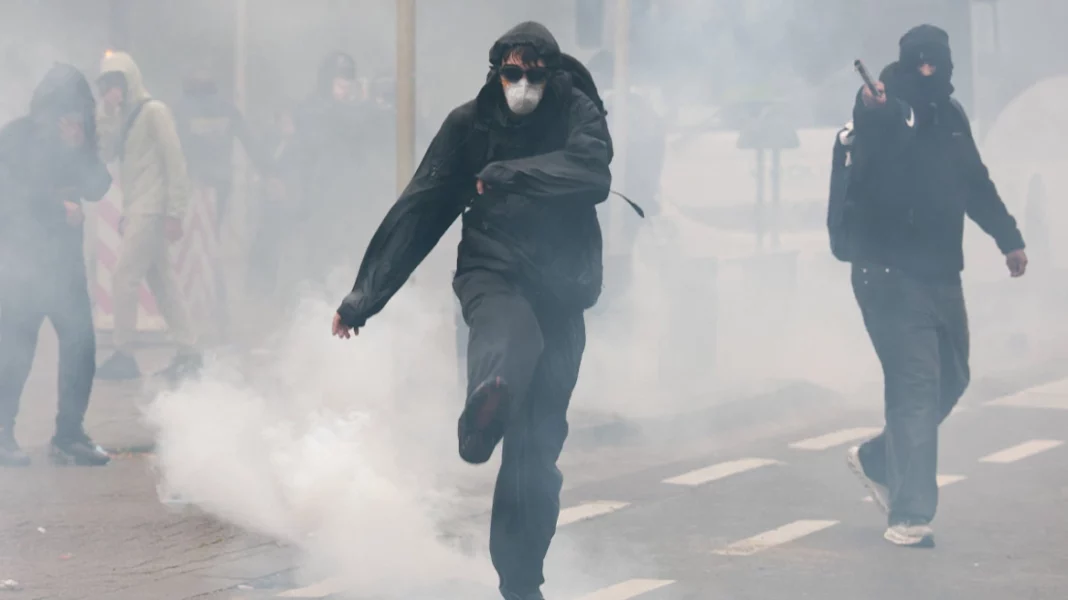Νέες συμπλοκές ανάμεσα σε νεαρούς διαδηλωτές και αστυνομικούς στις Βρυξέλλες, τουλάχιστον 10 συλλήψεις