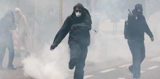 Νέες συμπλοκές ανάμεσα σε νεαρούς διαδηλωτές και αστυνομικούς στις Βρυξέλλες, τουλάχιστον 10 συλλήψεις