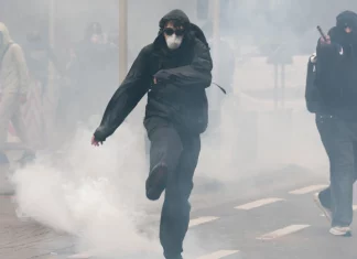 Νέες συμπλοκές ανάμεσα σε νεαρούς διαδηλωτές και αστυνομικούς στις Βρυξέλλες, τουλάχιστον 10 συλλήψεις Νέες συμπλοκές ανάμεσα σε νεαρούς διαδηλωτές και αστυνομικούς στις Βρυξέλλες, τουλάχιστον 10 συλλήψεις
