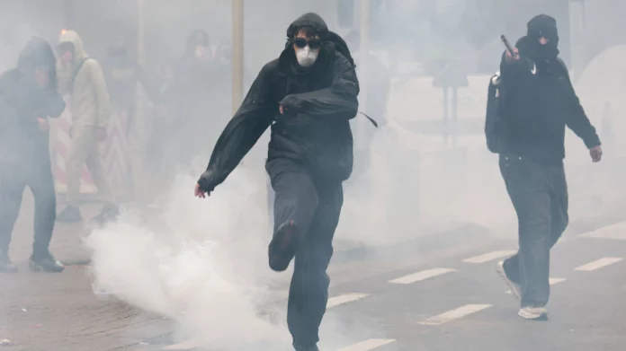 Νέες συμπλοκές ανάμεσα σε νεαρούς διαδηλωτές και αστυνομικούς στις Βρυξέλλες, τουλάχιστον 10 συλλήψεις