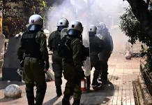 Δύο επιθέσεις σε διμοιρίες των ΜΑΤ στα Εξάρχεια Δύο επιθέσεις σε διμοιρίες των ΜΑΤ στα Εξάρχεια