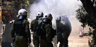Δύο επιθέσεις σε διμοιρίες των ΜΑΤ στα Εξάρχεια Δύο επιθέσεις σε διμοιρίες των ΜΑΤ στα Εξάρχεια