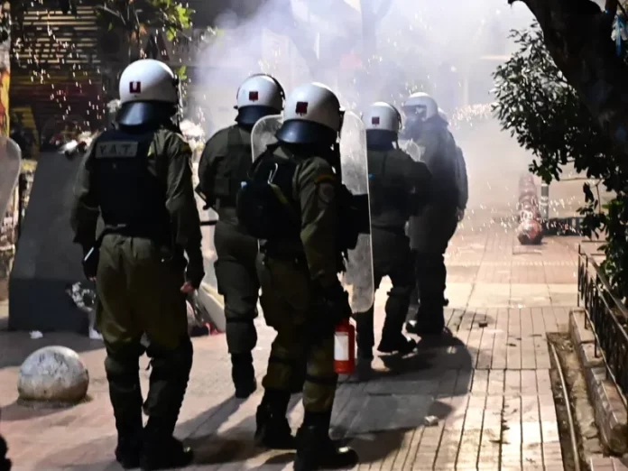 Δύο επιθέσεις σε διμοιρίες των ΜΑΤ στα Εξάρχεια Δύο επιθέσεις σε διμοιρίες των ΜΑΤ στα Εξάρχεια