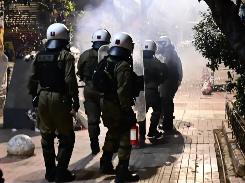 mat.png Δύο επιθέσεις σε διμοιρίες των ΜΑΤ στα Εξάρχεια