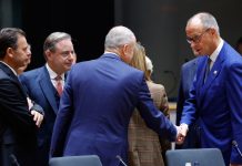 «Μαύρα σύννεφα» από νωρίς στη Σύνοδο Κορυφής της ΕΕ: Ο Μερτς απαιτεί περικοπές στον προϋπολογισμό, ο Μακρόν δεν είπε… λέξη στα ΜΜΕ «Μαύρα σύννεφα» από νωρίς στη Σύνοδο Κορυφής της ΕΕ: Ο Μερτς απαιτεί περικοπές στον προϋπολογισμό, ο Μακρόν δεν είπε……