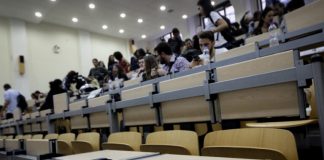 Στο προσκήνιο και οι κινητοποιήσεις των φοιτητών Στο προσκήνιο και οι κινητοποιήσεις των φοιτητών