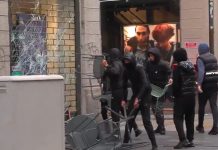 Νέα επεισόδια στο κέντρο του Μιλάνου: Κουκουλοφόροι σπάνε βιτρίνες και λεηλατούν καταστήματα και σούπερ μάρκετ Νέα επεισόδια στο κέντρο του Μιλάνου: Κουκουλοφόροι σπάνε βιτρίνες και λεηλατούν καταστήματα και σούπερ μάρκετ