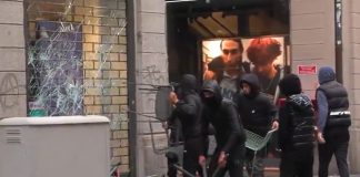 Νέα επεισόδια στο κέντρο του Μιλάνου: Κουκουλοφόροι σπάνε βιτρίνες και λεηλατούν καταστήματα και σούπερ μάρκετ Νέα επεισόδια στο κέντρο του Μιλάνου: Κουκουλοφόροι σπάνε βιτρίνες και λεηλατούν καταστήματα και σούπερ μάρκετ