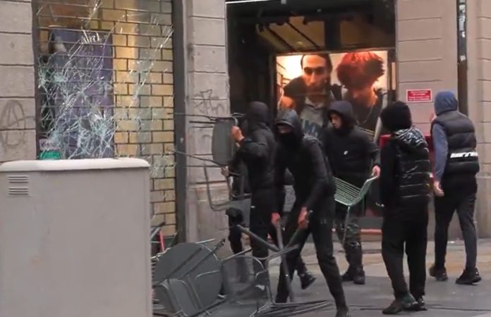 Νέα επεισόδια στο κέντρο του Μιλάνου: Κουκουλοφόροι σπάνε βιτρίνες και λεηλατούν καταστήματα και σούπερ μάρκετ Νέα επεισόδια στο κέντρο του Μιλάνου: Κουκουλοφόροι σπάνε βιτρίνες και λεηλατούν καταστήματα και σούπερ μάρκετ