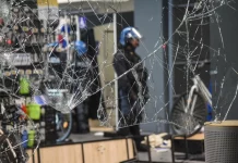 Επεισόδια στο Μιλάνο: Λεηλασίες σε σούπερ μάρκετ και ζημίες σε καταστήματα στη Via Torino – 160 προσαγωγές, οι περισσότεροι ανήλικοι Επεισόδια στο Μιλάνο: Λεηλασίες σε σούπερ μάρκετ και ζημίες σε καταστήματα στη Via Torino - 160 προσαγωγές, οι…