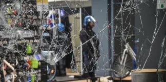 Επεισόδια στο Μιλάνο: Λεηλασίες σε σούπερ μάρκετ και ζημίες σε καταστήματα στη Via Torino – 160 προσαγωγές, οι περισσότεροι ανήλικοι Επεισόδια στο Μιλάνο: Λεηλασίες σε σούπερ μάρκετ και ζημίες σε καταστήματα στη Via Torino - 160 προσαγωγές, οι…