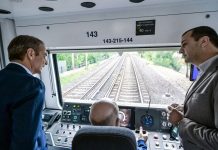 Ο Μητσοτάκης μετά το μετρό Θεσσαλονίκης πήρε... τον Ηλεκτρικό στην Αθήνα κι έκανε δρομολόγιο με ανακατασκευασμένο συρμό