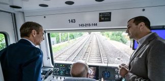 Ο Μητσοτάκης μετά το μετρό Θεσσαλονίκης πήρε... τον Ηλεκτρικό στην Αθήνα κι έκανε δρομολόγιο με ανακατασκευασμένο συρμό