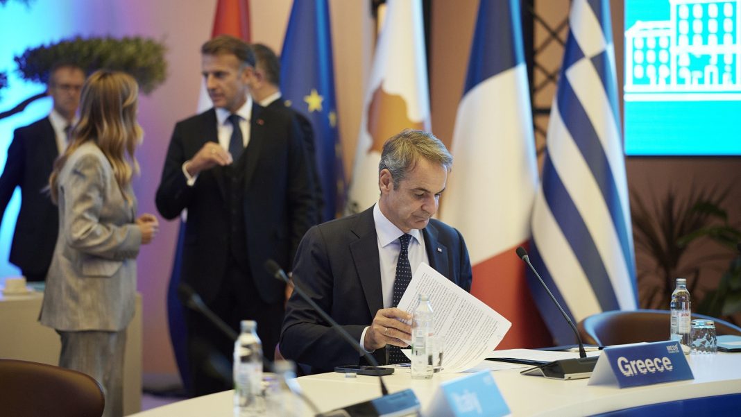 Η κυβέρνηση απέναντι στην ακρίβεια χωρίς ευρωπαϊκό σωσίβιο